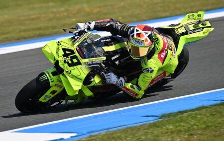 Ai Ogura gana su primera carrera de MotoGP y Jorge Martín aprovecha el enésimo regalo de Marco Bezzecchi para ser líder