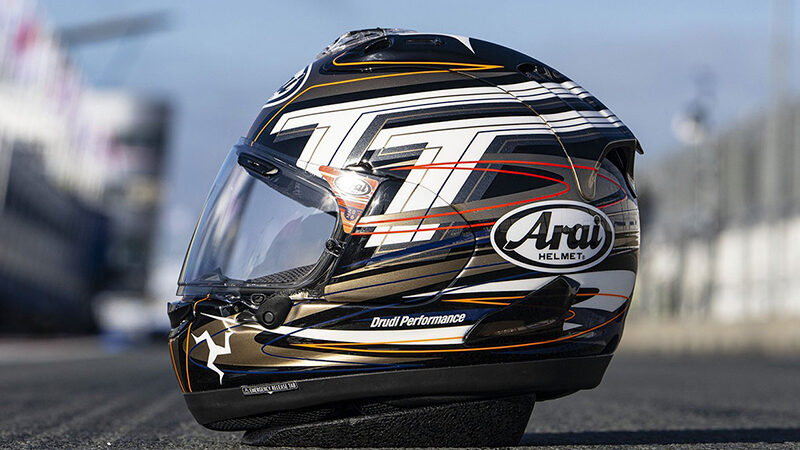 Arai presenta el RX-7V EVO IOM TT 2026 Limited Edition, un homenaje a la carrera más legendaria del motociclismo