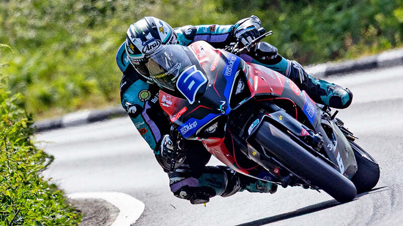 Dean Harrison arrasa en la categoría Superbikes en el TT de la Isla de Man 2026