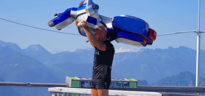 Günter Schachermayr ha llevado a cabo otro reto loco con su Vespa, ¡¡pero ha sido cargando con ella!!