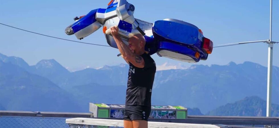 Günter Schachermayr ha llevado a cabo otro reto loco con su Vespa, ¡¡pero ha sido cargando con ella!!