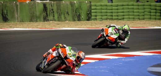 Nicolò Bulega lidera el enésimo triplete de Ducati y Álvaro Bautista se cae en la primera vuelta en Misano