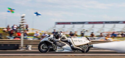 Un ingeniero ha construido una moto cohete que funciona con agua y una caldera. Ha batido el récord mundial de velocidad