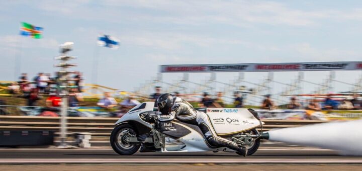 Un ingeniero ha construido una moto cohete que funciona con agua y una caldera. Ha batido el récord mundial de velocidad