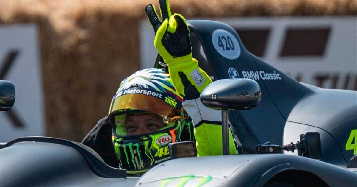 El inesperado trompo de Valentino Rossi en Goodwood con un salvaje BMW V12 de Le Mans