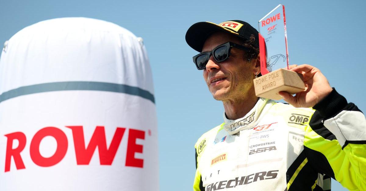 Valentino Rossi hace historia con BMW... pero un accidente en la salida arruina su gran día en casa