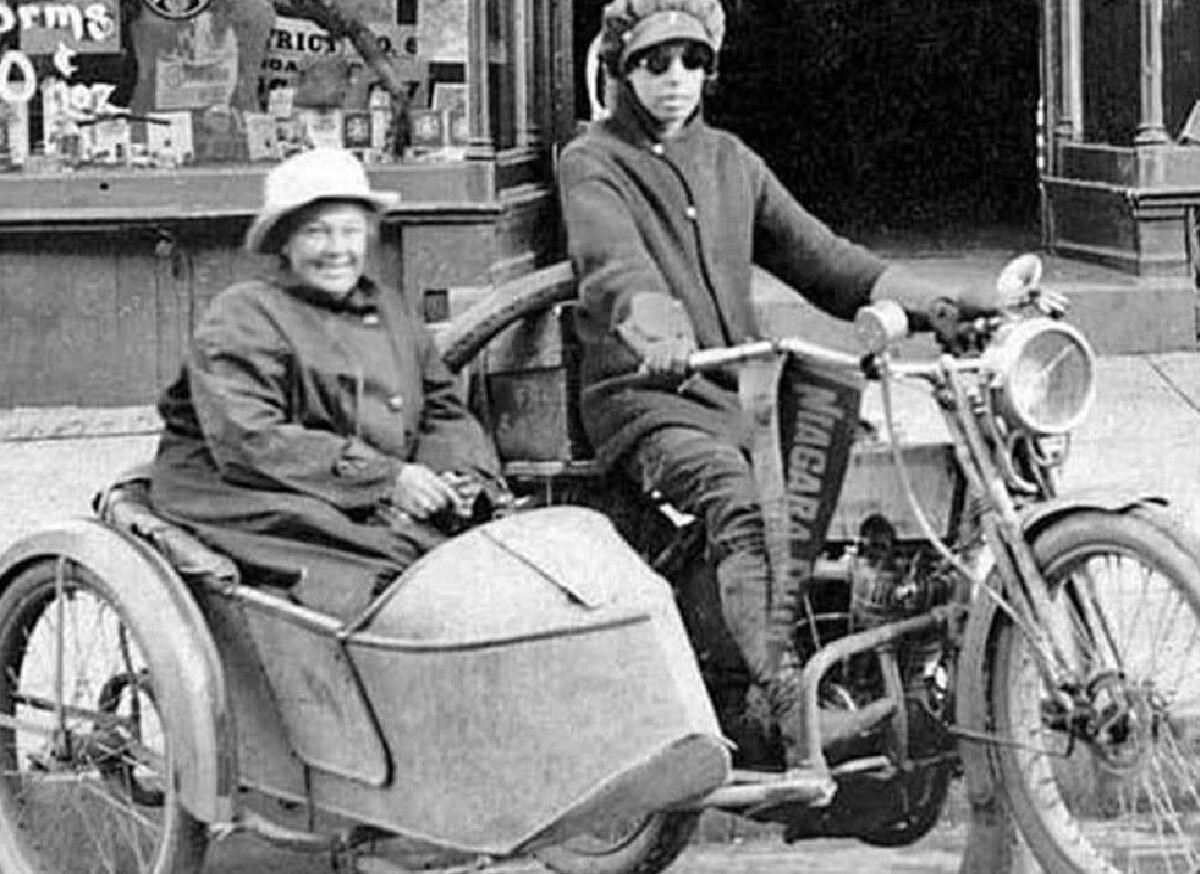 Hace más de 100 años una madre y una hija cruzaron de punta a punta EE.UU. con una Harley-Davidson y su sidecar. Solo querían divertirse, pero acabaron haciendo historia