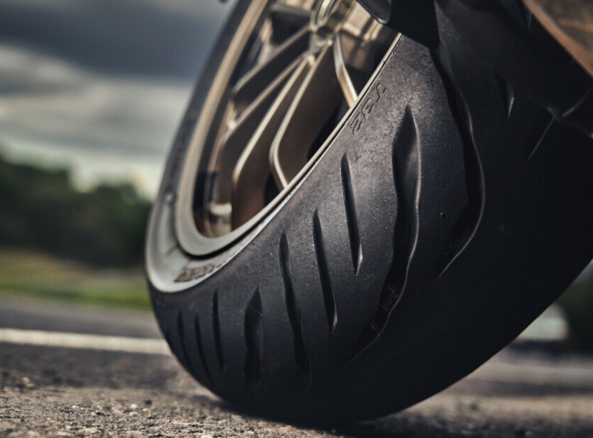 La gran mentira de los neumáticos de moto: casi nadie comprueba el agarre, hasta que se caen. La culpa es de la 
