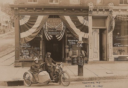 Hace más de 100 años una madre y una hija cruzaron de punta a punta EE.UU. con una Harley-Davidson y su sidecar. Solo querían divertirse, pero acabaron haciendo historia - Ilustración 2
