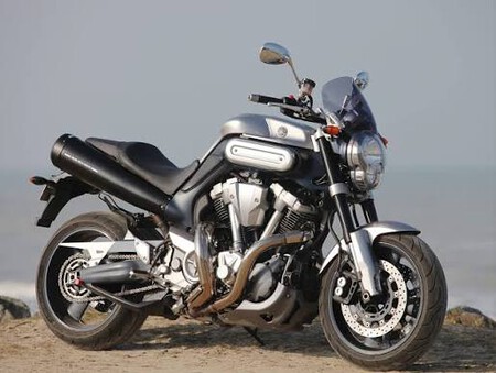 A unos ingenieros japoneses de Yamaha se les ocurrió copiar a Harley-Davidson hace 22 años. Acabaron creando la MT, la MotoGP de las Harley - Ilustración 3