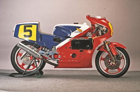 Soichiro Honda, fundador de Honda, tuvo una idea: un motor que admitiese gasolina infinita. El resultado fue la moto más bonita que ha existido - Ilustración 1