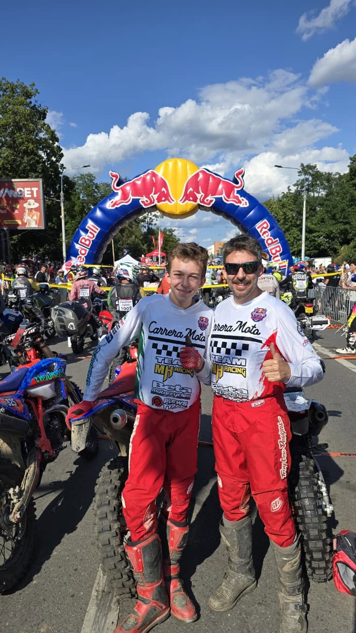 México hace historia en el Red Bull Romaniacs: Jesús y Stan Zavala firman un espectacular 1-2 en el prólogo Bronce
