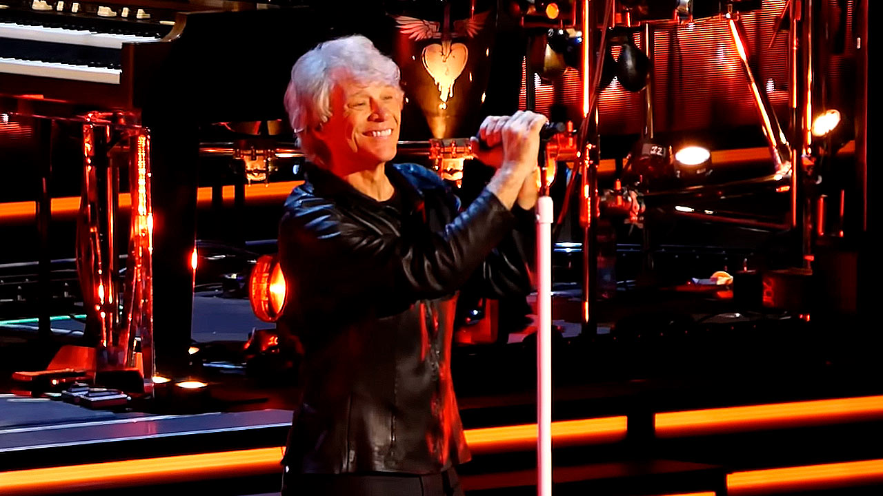 Bon Jovi vuelve a interpretar dos de sus grandes clásicos en directo siete años después