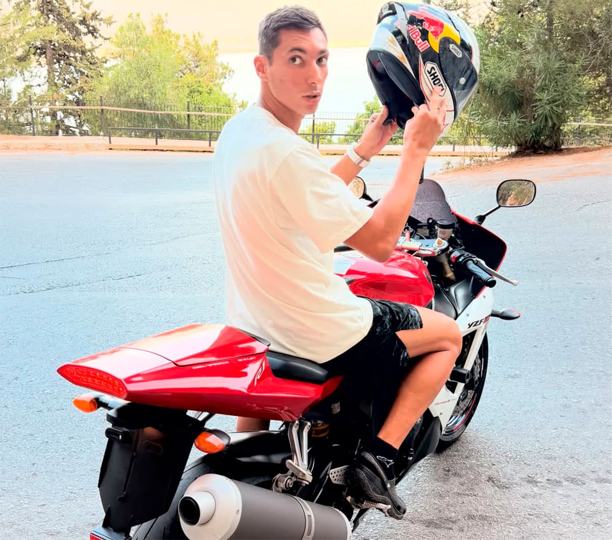 Toprak Razgatlioglu vuelve a subirse a la Yamaha R1 que marcó su infancia - Ilustración 3