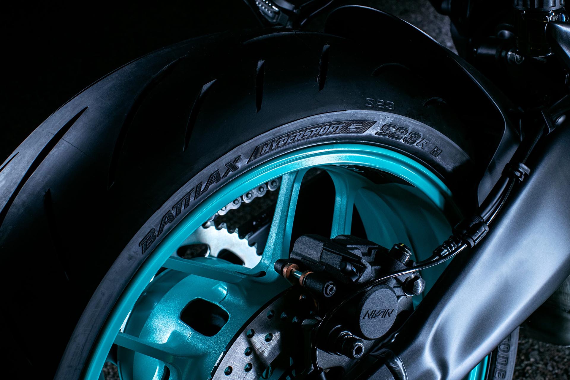 El verano y el calor afectan a los neumáticos de la moto más de lo que piensas y esto es lo que debes tener en cuenta