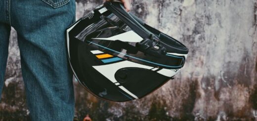 ¿Cuando comprás una moto te tienen que dar el casco?