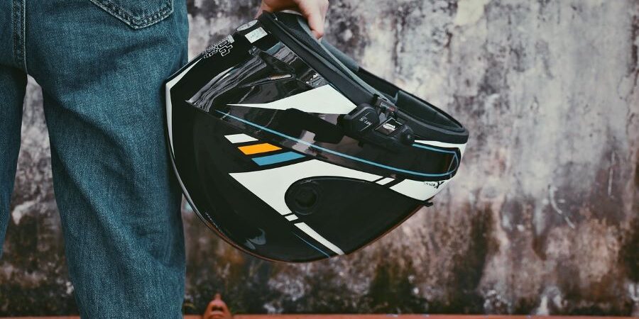 ¿Cuando comprás una moto te tienen que dar el casco?