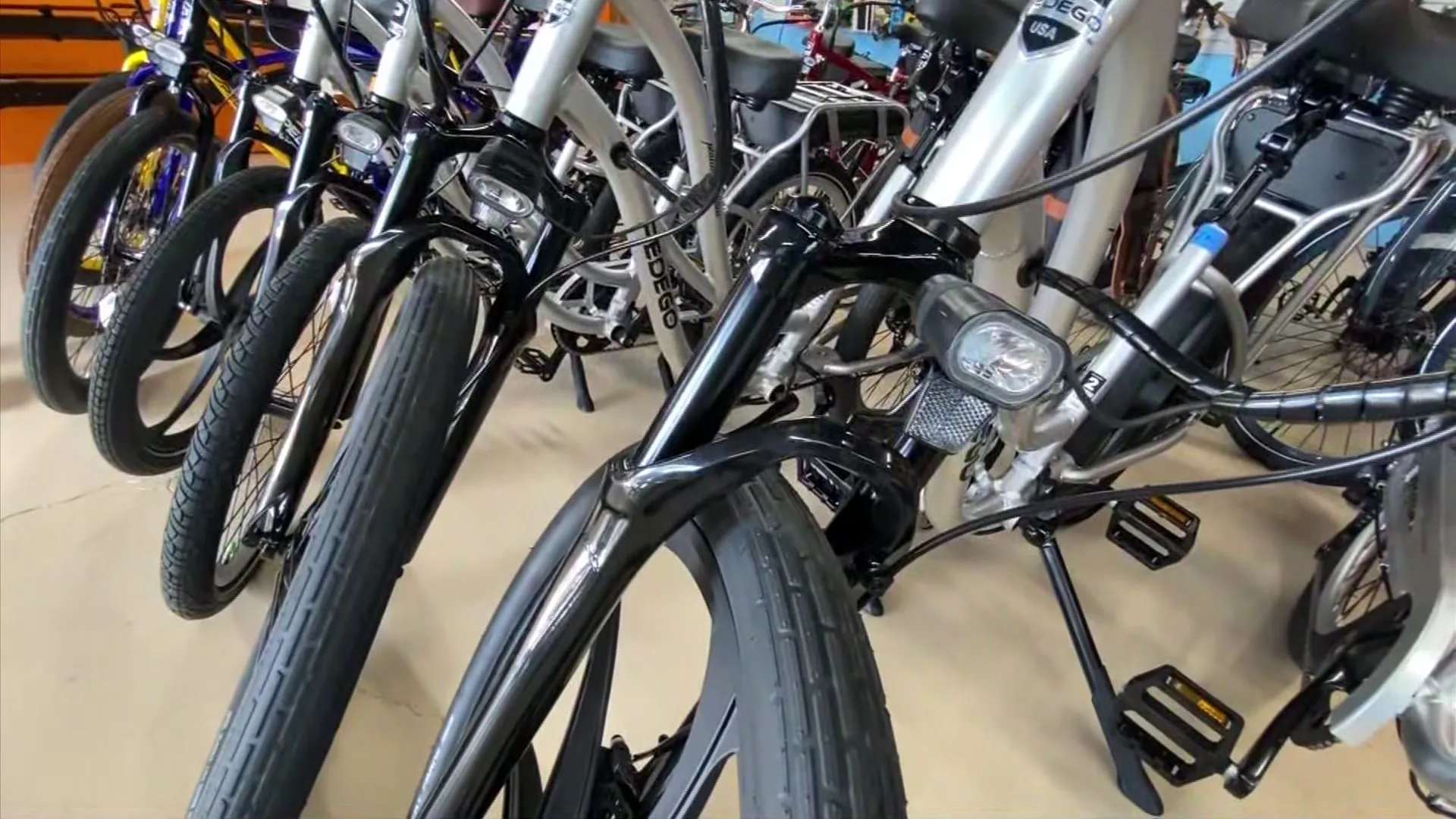 Comunidades buscan frenar aumento de accidentes con bicicletas y motocicletas eléctricas - Ilustración 2