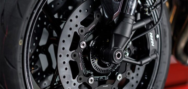 El secreto detrás de los nuevos discos de freno completamente negros que querrás ponerle a tu moto