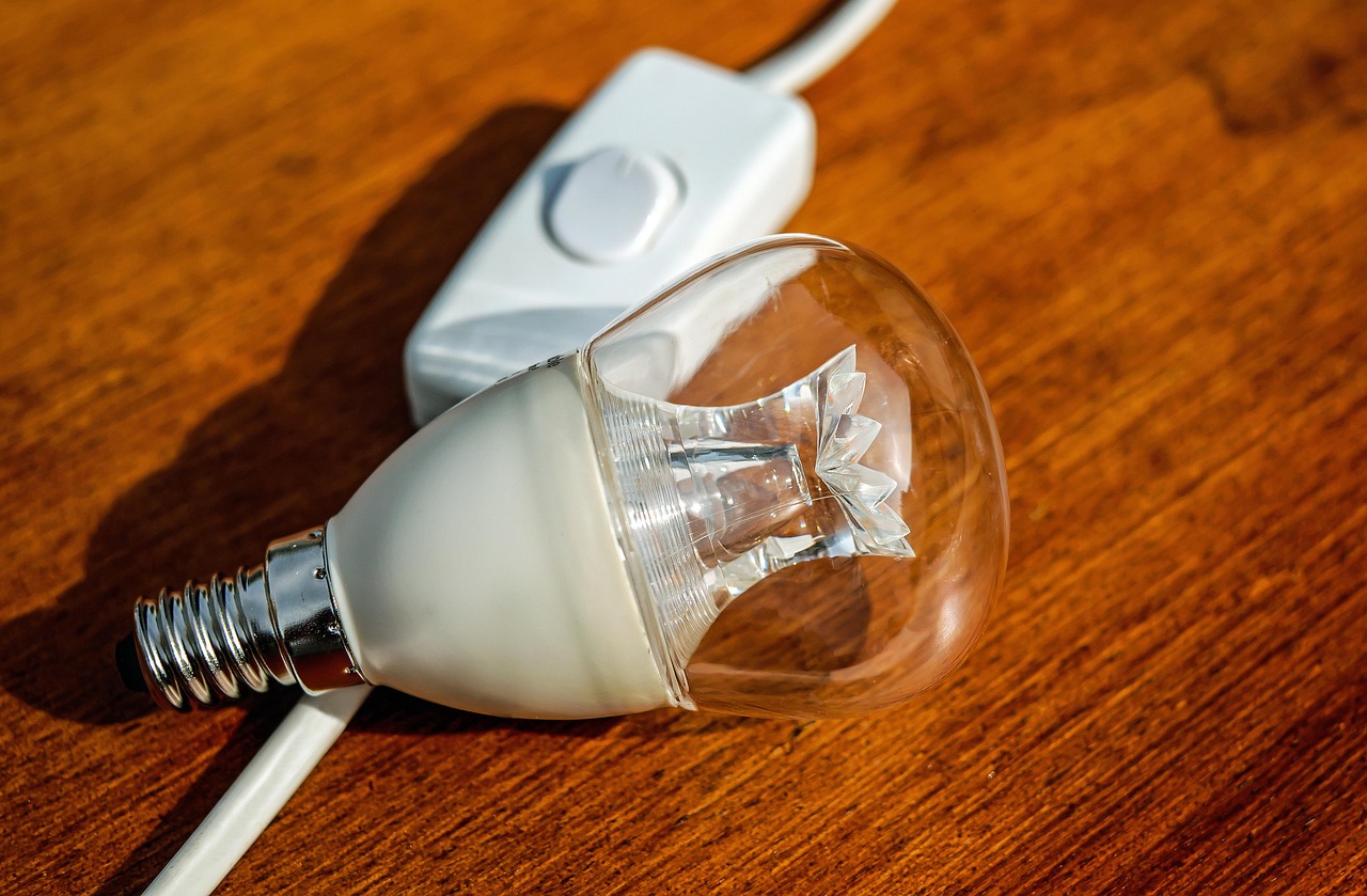Sin mucho sentido, las ayudas en España dejan fuera a las motos eléctricas más baratas, y a las más caras