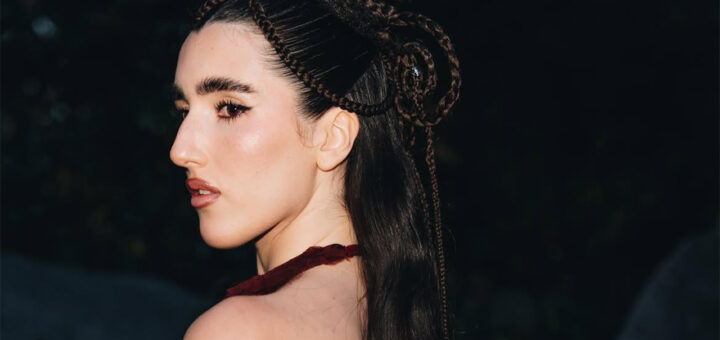 Judeline juega con el misticismo de la noche y la luna llena en el videoclip de ‘BESITO’