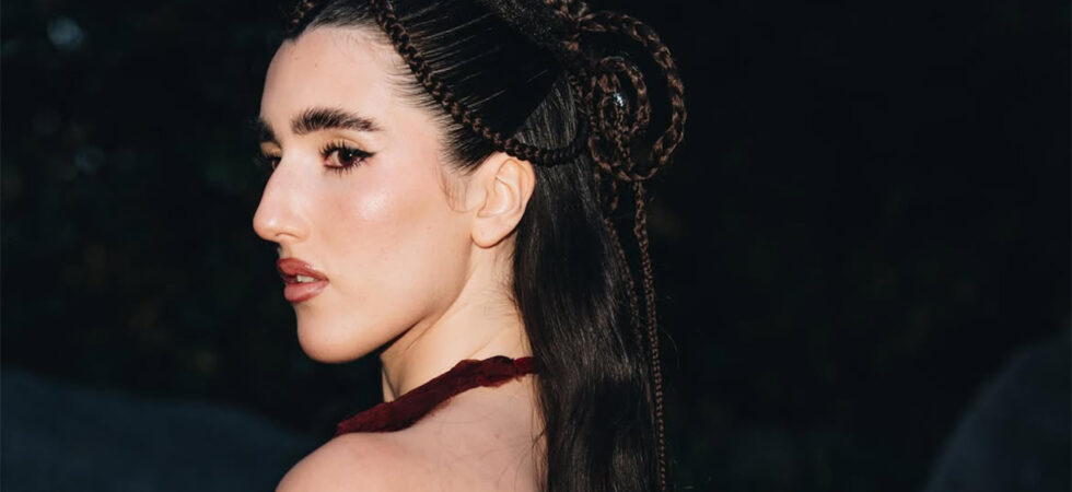 Judeline juega con el misticismo de la noche y la luna llena en el videoclip de ‘BESITO’