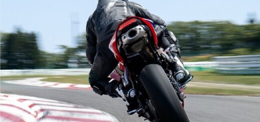 Los expertos avisan: la frenada automática de los coches está haciendo las carreteras cada vez más peligrosas para las motos