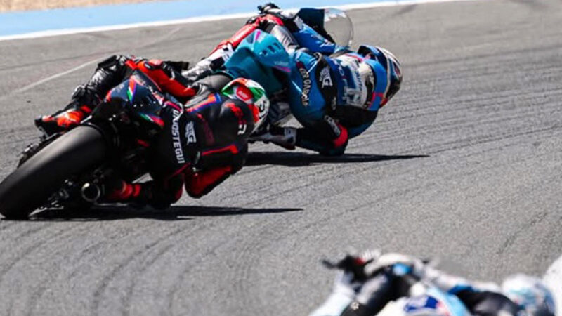 Pawelec imbatible en un día de varias banderas rojas en el FIM MotoJunior Jerez