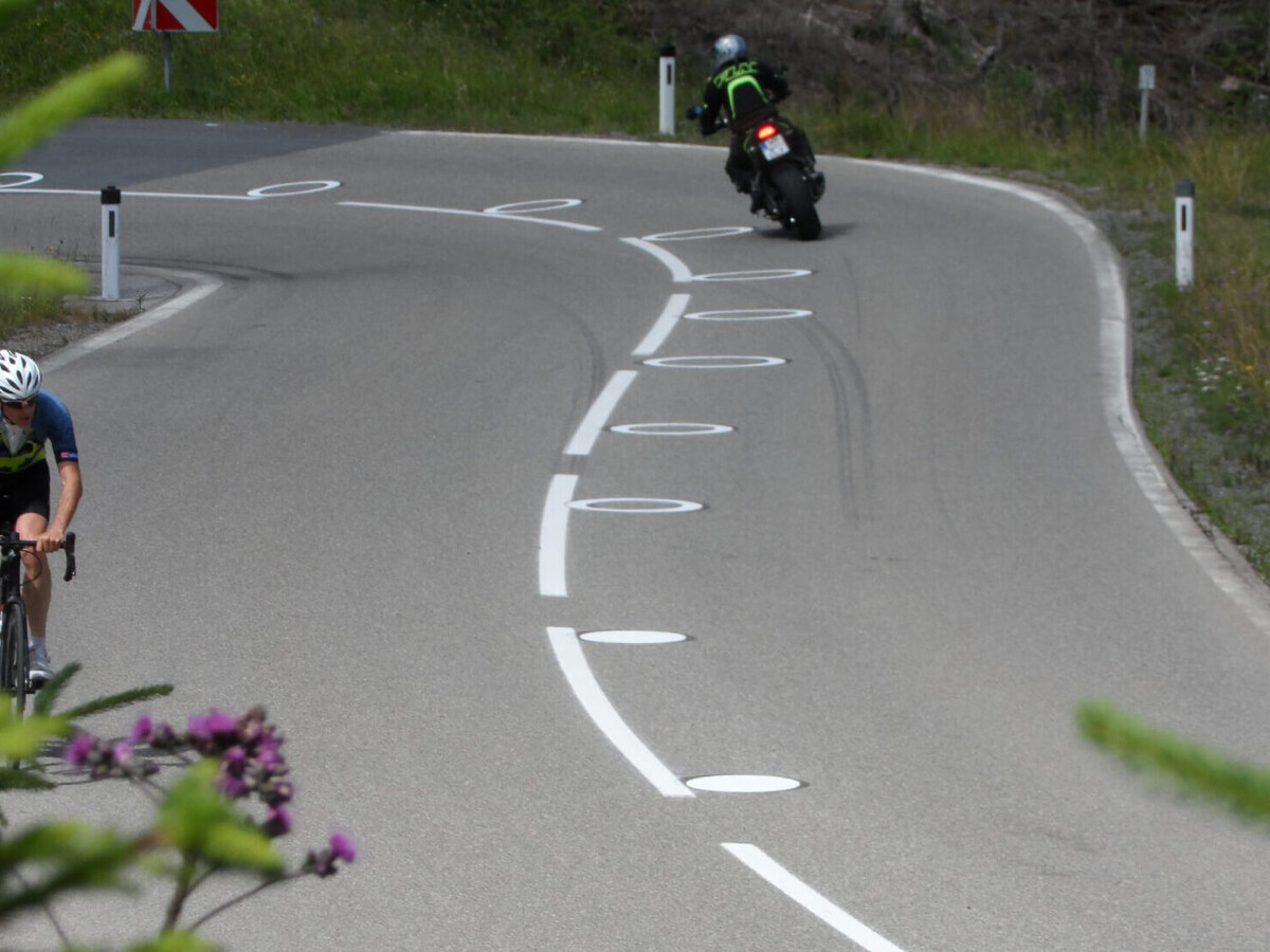 La DGT ya pinta círculos blancos en algunas curvas en España: qué significan y por qué pueden salvar la vida de los motoristas