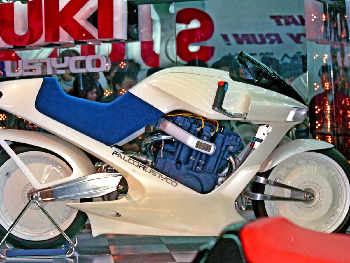 Suzuki quiso reinventar la moto creando una deportiva sin cadena, sin horquilla y sin amortiguadores. Ni siquiera se atrevió a sacarla a la venta