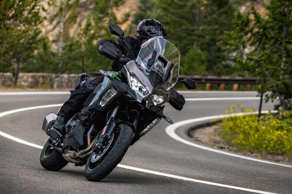 Kawasaki ya rueda con la nueva Versys 900: primeras imágenes de la crossover de 124 CV y motor de Z900