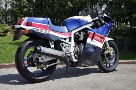 Hace 41 años Suzuki hizo una deportiva radical para conquistar Japón. Lo petó tanto que acabó siendo la moto más robada - Ilustración 3