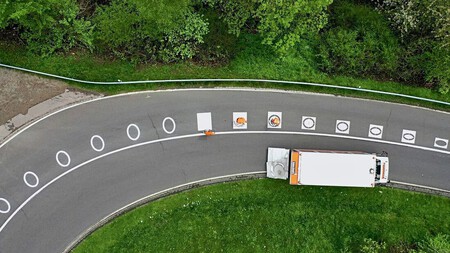 La DGT ya pinta círculos blancos en algunas curvas en España: qué significan y por qué pueden salvar la vida de los motoristas - Ilustración 2