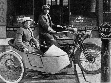 La mejor publicidad de la historia de las motos fue gratis: la hicieron una mujer de 26 años y su madre de 52 recorriendo EE.UU en una vieja Harley - Ilustración 2