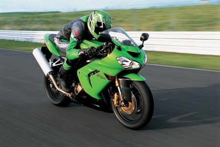 En Japón nadie quería pintar su moto de verde porque traía mala suerte. Hasta que Kawasaki rompió las reglas y lo petó - Ilustración 2