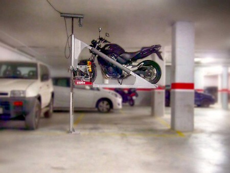 Confirmado. Aparcar el coche y la moto en una misma plaza de garaje es legal, pero solo si se cumple una condición - Ilustración 2