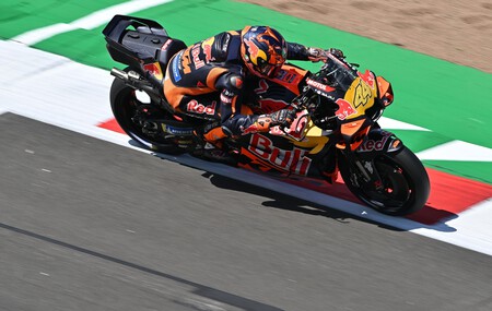 Jorge Martín evita la primera pole de Raúl Fernández en MotoGP por 21 milésimas y lidera otro recital de Aprilia - Ilustración 2