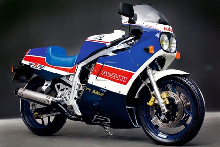 Hace 41 años Suzuki hizo una deportiva radical para conquistar Japón. Lo petó tanto que acabó siendo la moto más robada - Ilustración 2