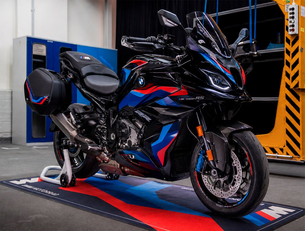 BMW prepara una nueva moto M que nadie esperaba y ya ha dejado la primera pista oficial - Ilustración 1