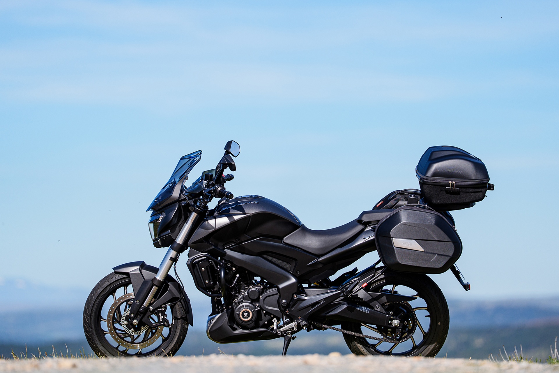 Por 4,299 euros (unos 4,650 dólares) y con maletas GIVI incluidas: la atractiva oferta de la Bajaj Dominar 400