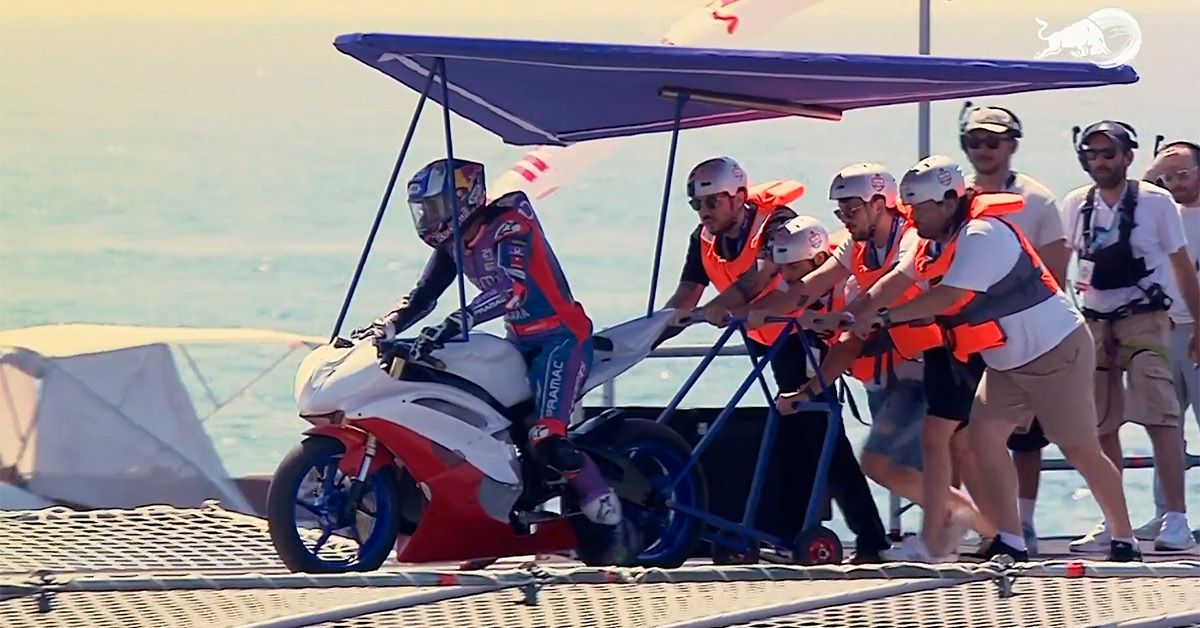 Toprak Razgatlioglu intenta hacer volar una moto y acaba mal - Ilustración 1