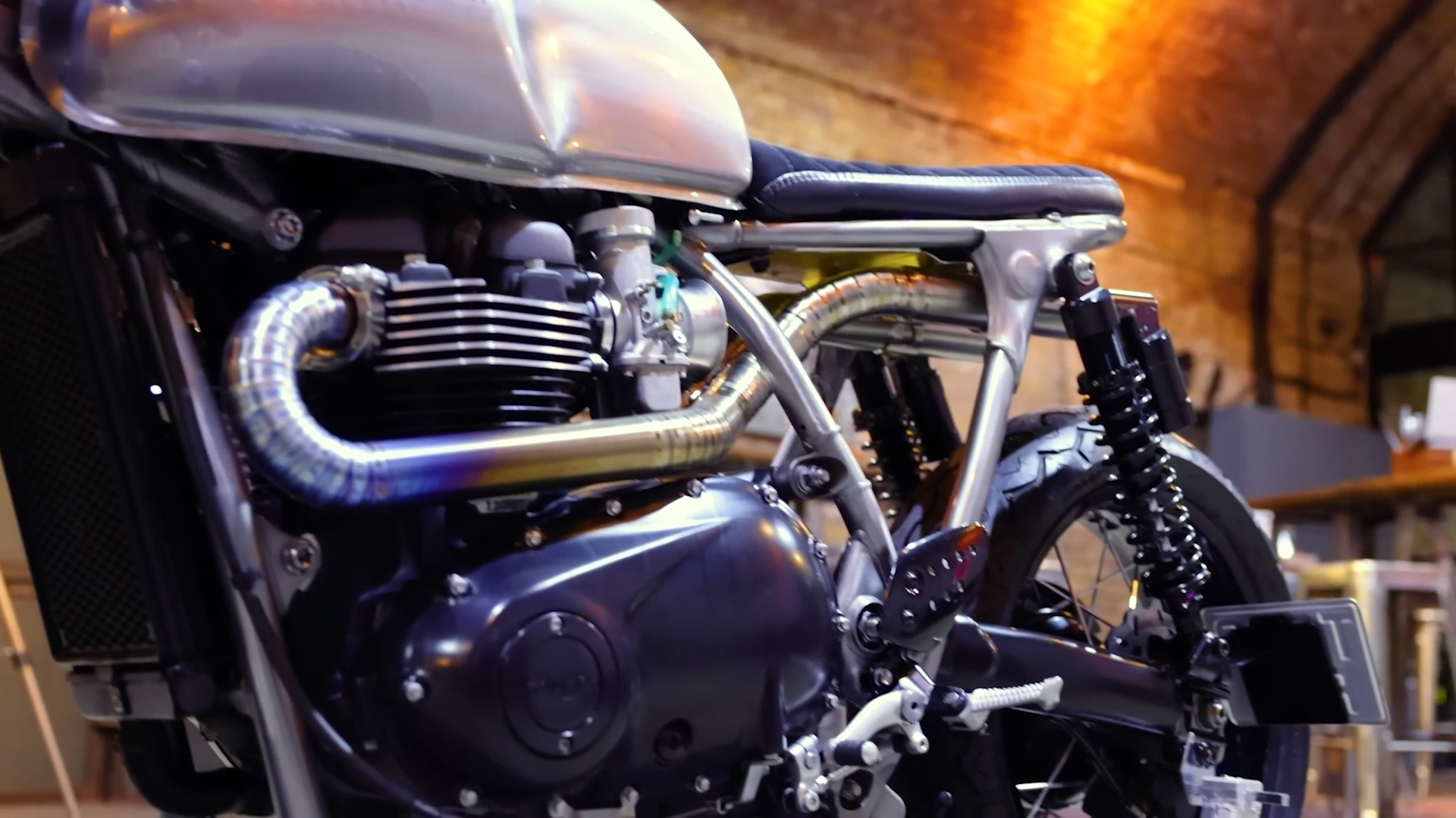 La Triumph Thruxton con carburador personalizado redefine la ingeniería de motocicletas clásicas modernas - Ilustración 1
