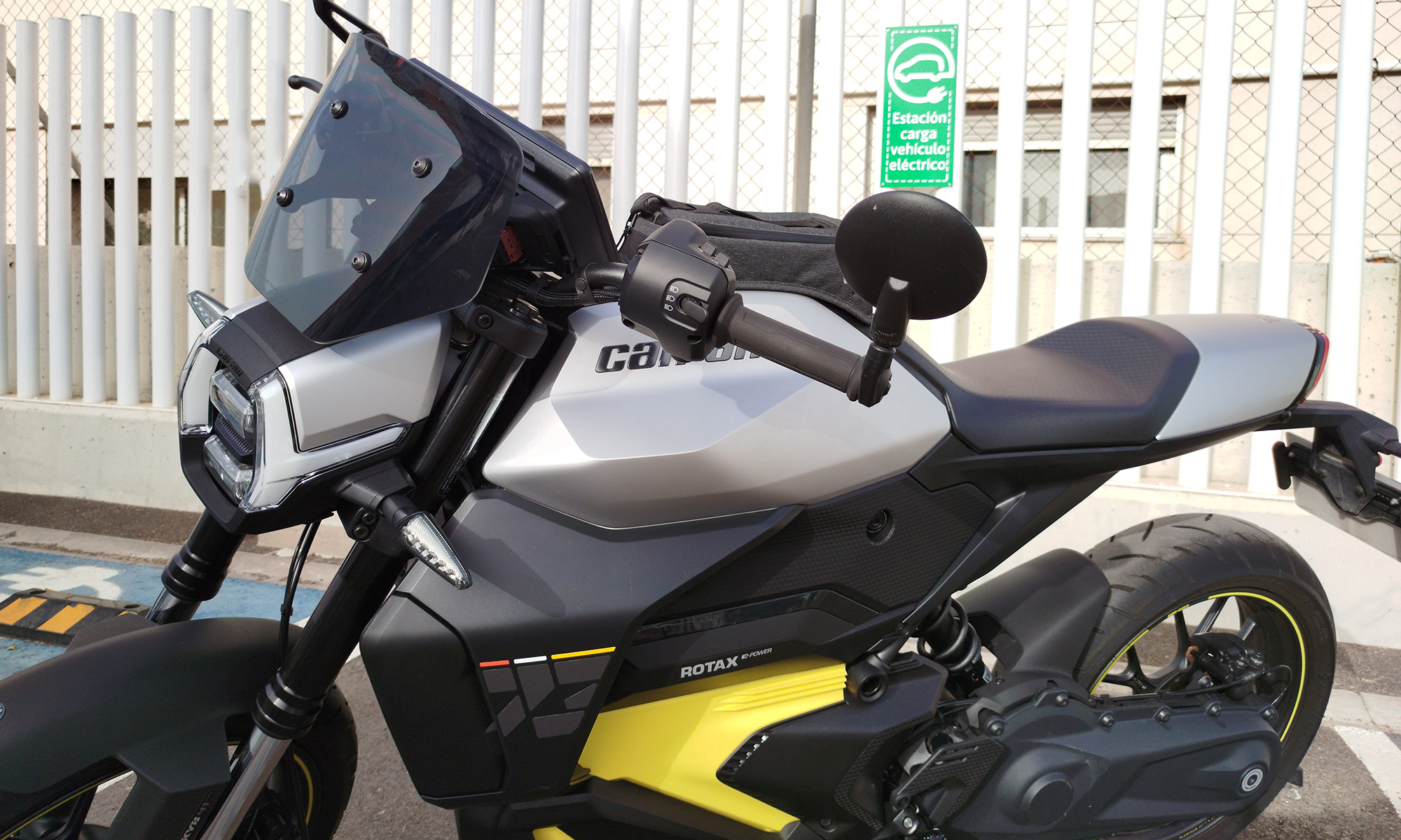 Prueba de la Can-Am Pulse: una motocicleta eléctrica naked con la aceleración de una deportiva