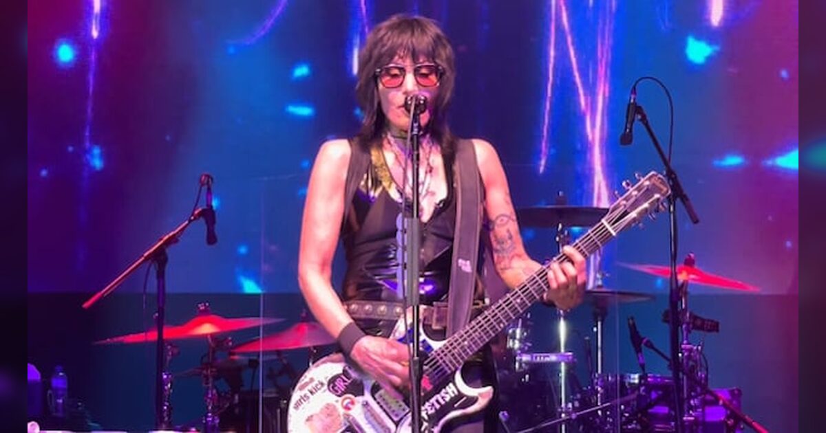 Joan Jett cancela conciertos tras someterse a cirugía ortopédica por fractura vertebral