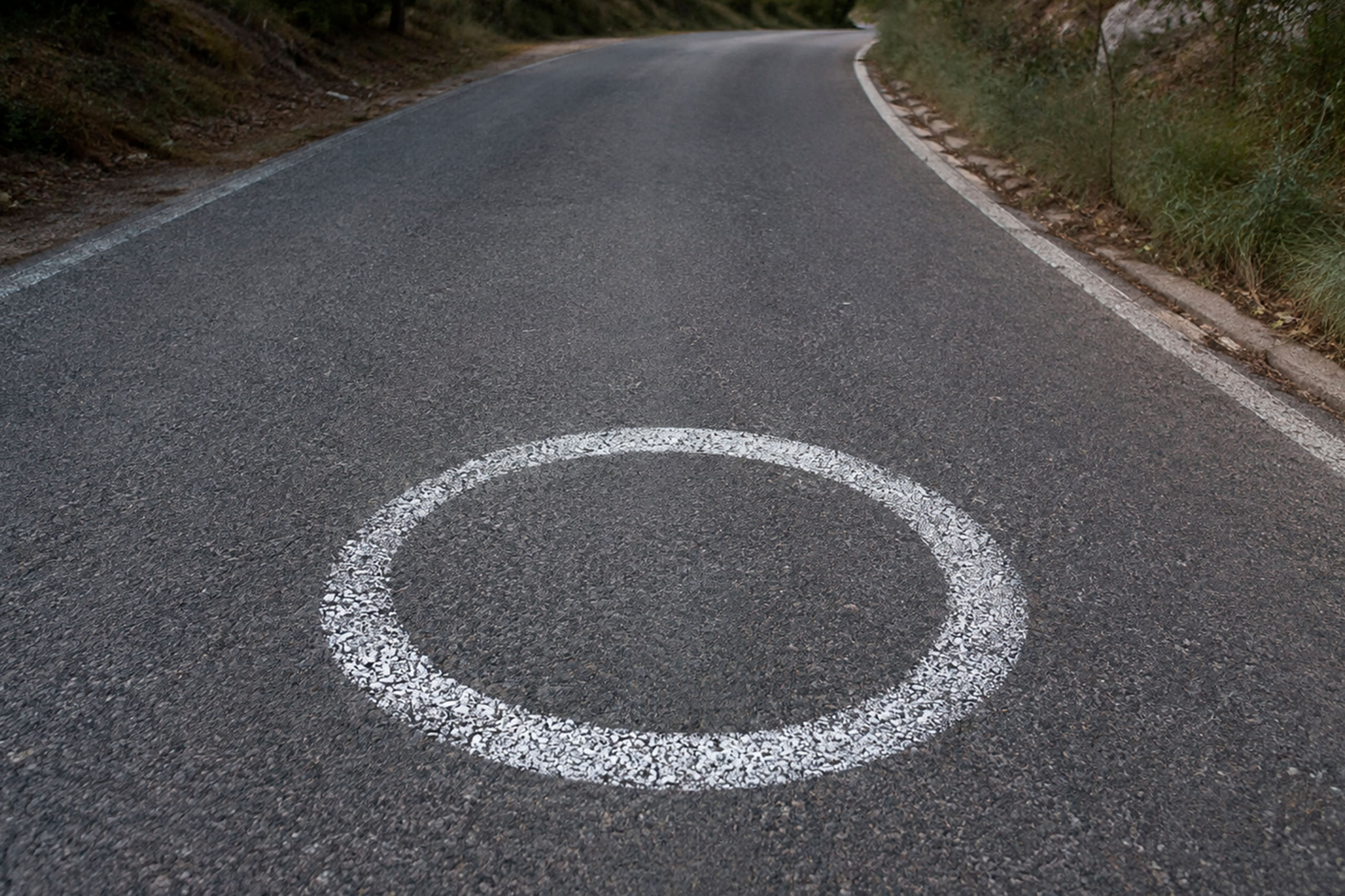 ¿Qué significan los círculos blancos que las autoridades de tránsito pintan en algunas curvas y por qué conviene respetarlos?