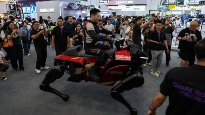 Kawasaki lleva años desarrollando una moto sin ruedas, pero los chinos se acaban de adelantar y ya han presentado su propio modelo - Ilustración 1