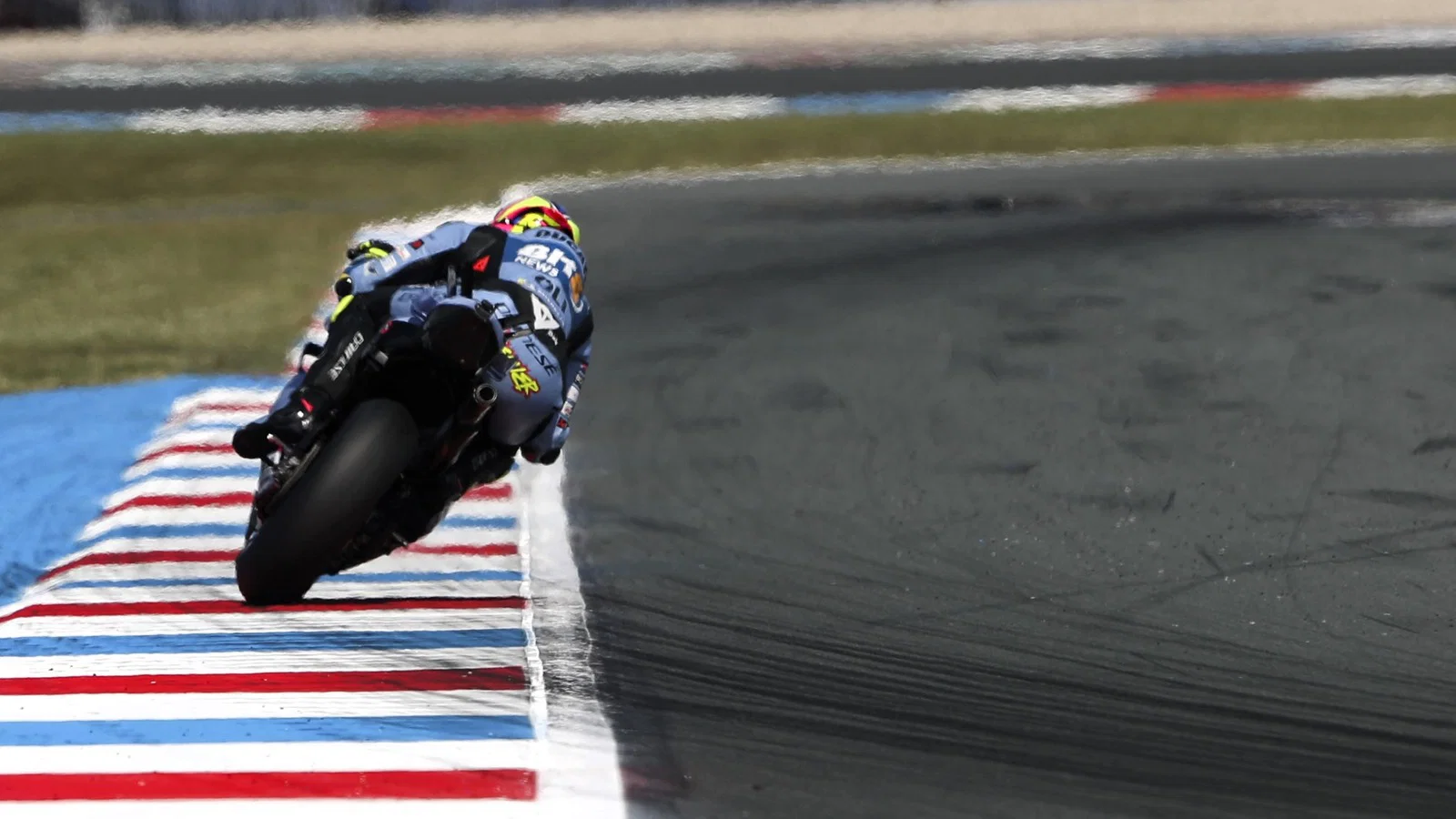 El ganador de WorldSBK podrá viajar en Silverstone MotoGP, mientras que el piloto de Ducati se lo perderá - Ilustración 1