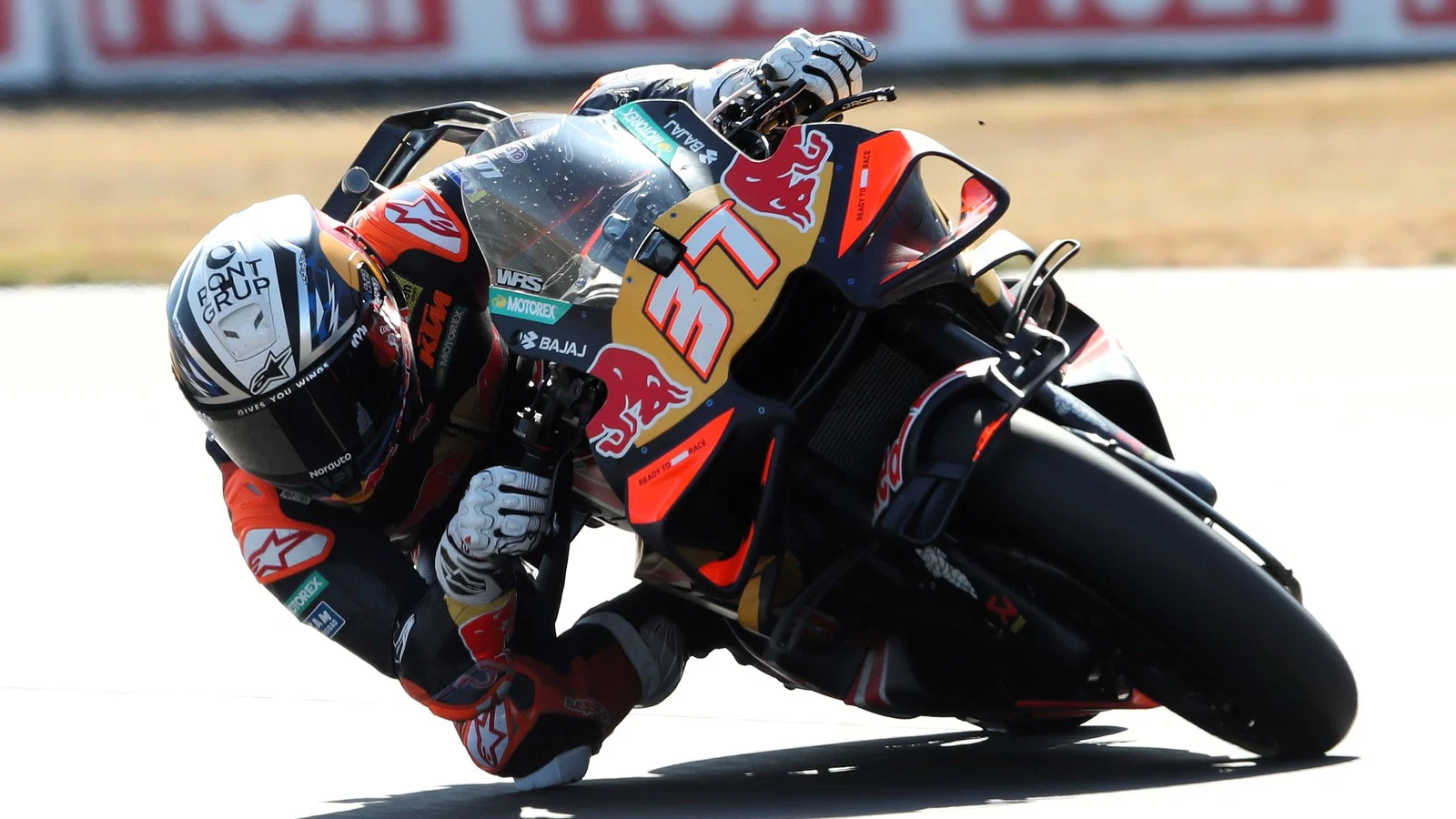 Pedro Acosta da su veredicto sobre el diseño revisado de los auriculares de radio de MotoGP - Ilustración 1
