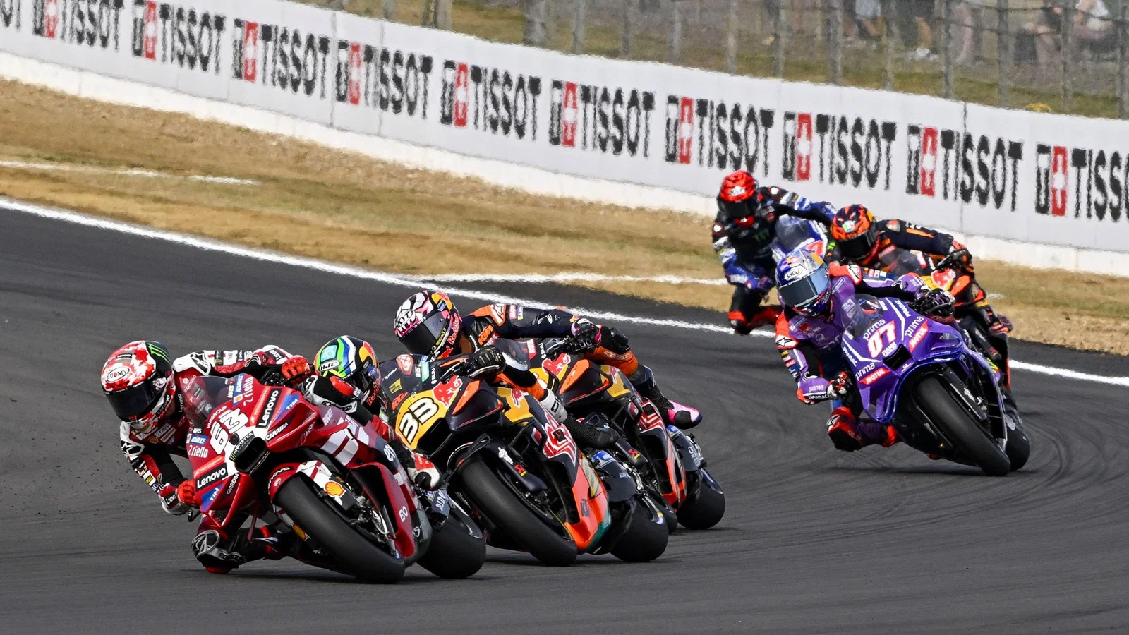 “No sabemos qué hacer” - Pecco Bagnaia, perdido tras la caída en Silverstone en MotoGP - Ilustración 2
