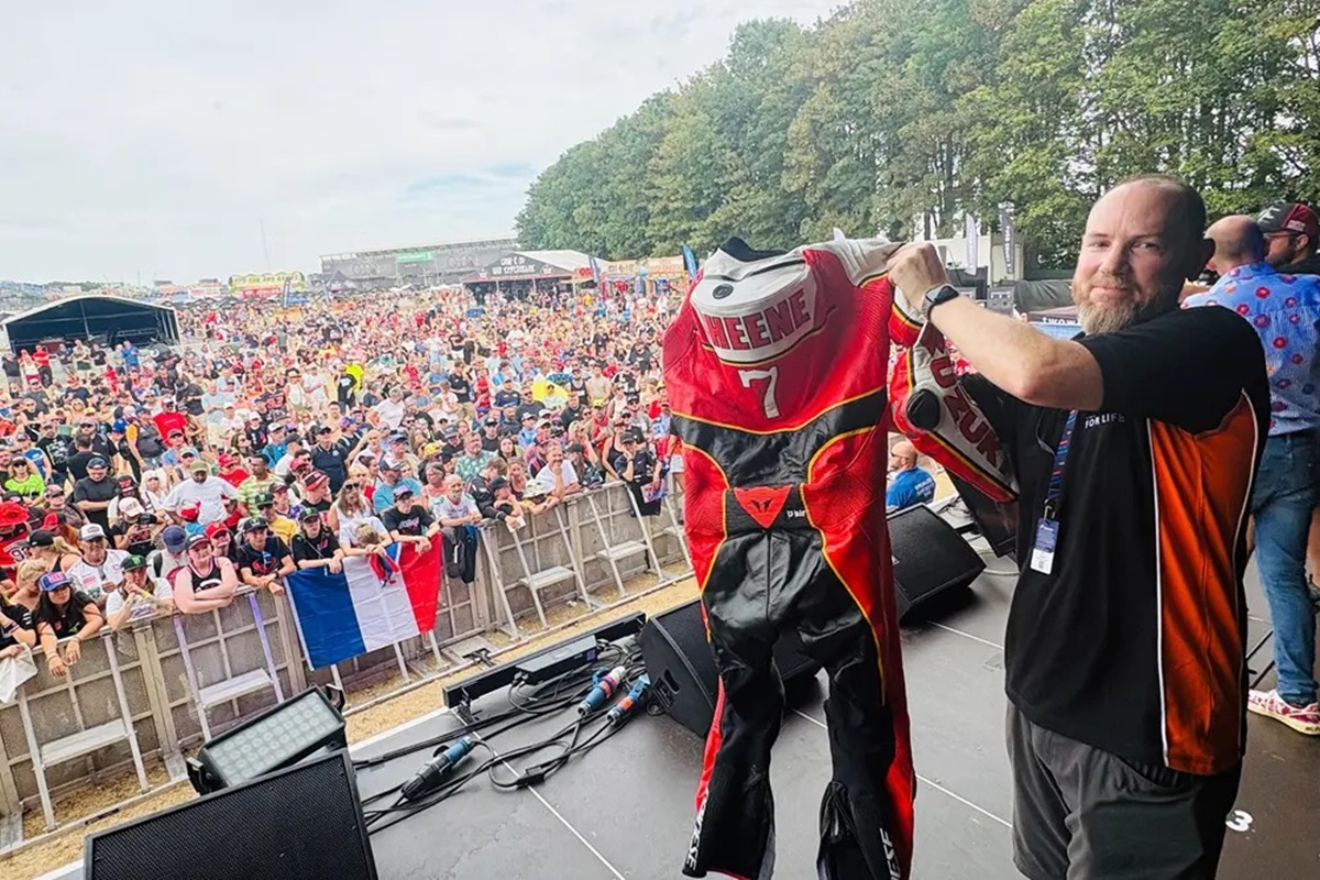 Un fanático de Barry Sheene paga una fortuna por el traje que su hijo Freddie estrenó en Goodwood